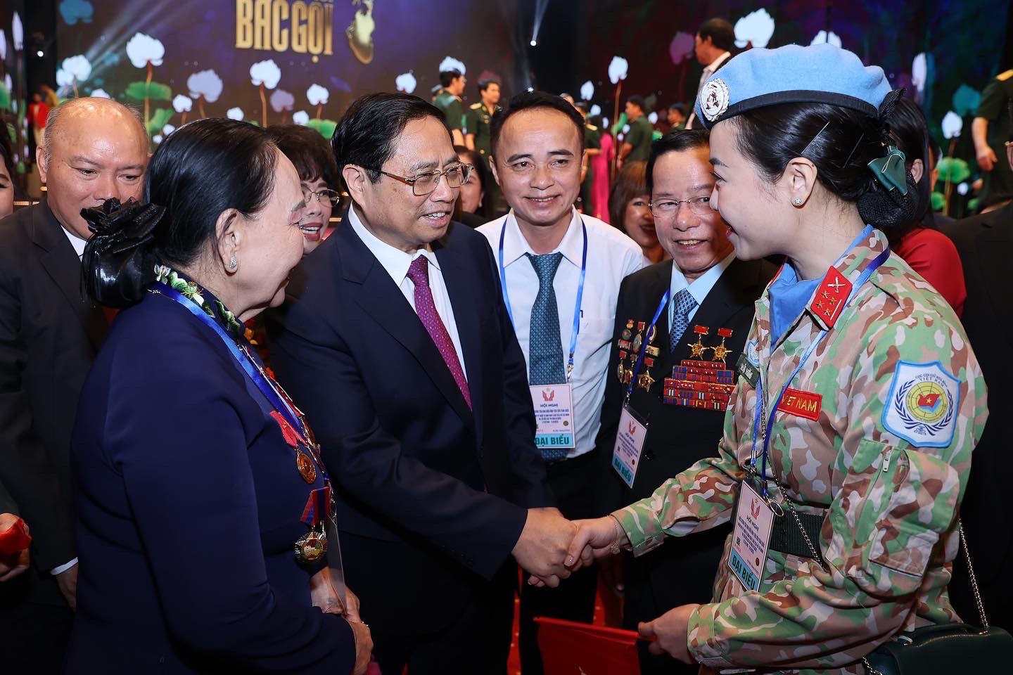 Thủ tướng Chính phủ Phạm Minh Chính và các Đại biểu tham dự Hội nghị biểu dương, tôn vinh 700 điển hình tiên tiến toàn quốc 